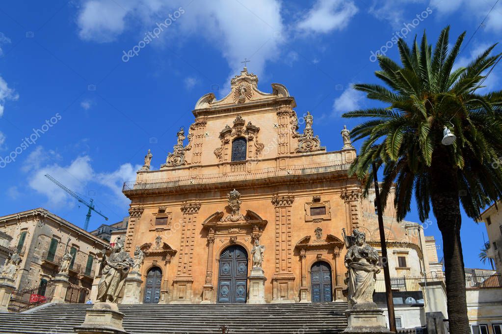 Blick über Modica mit San Giorgio