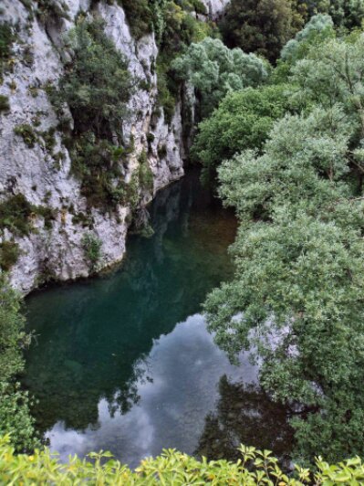 Familie beim leichten Spaziergang mit Blick auf die Hügel der Iblei